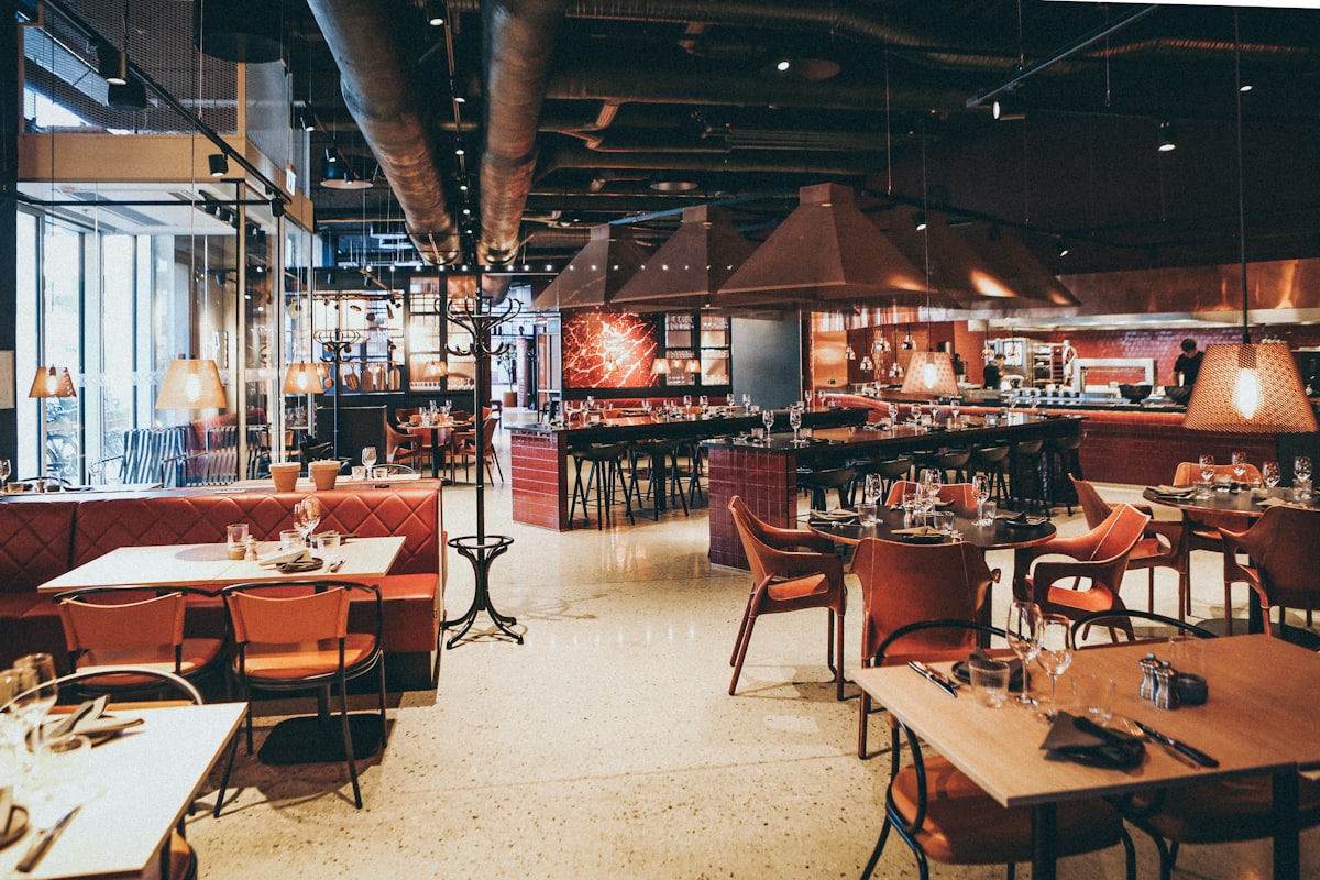 Sala restauracji z otwartą kuchnią